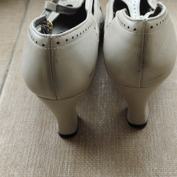Ladies strappy leather heels. Size USA 8 1/2 Narrow.Vintage - Picture 5 of 8